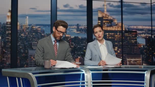 Profesjonalni Prezenterzy Telewizyjni Rozmawiają Wieczorne Wiadomości Nowoczesnym Studiu Bliska Wiarygodne — Wideo stockowe