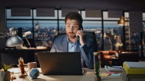 Feliz Hombre Negocios Consultando Por Teléfono Sentado Noche Oficina Primer — Vídeos de Stock