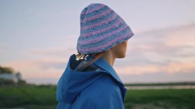 Portre yolcusu nehir kenarında eğleniyor. Sakin sakin kadın dışarıda huzur içinde gün batımını seyrediyor. Güzel, rahat bir model, sakin doğayı düşünerek poz veriyor. Tasasız kadın yalnız rüya görüyor..