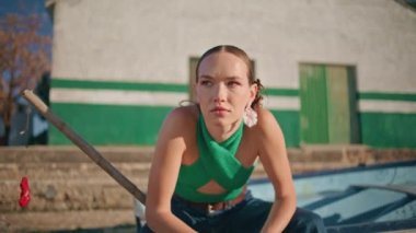 Güzel bir kadın nehir kenarındaki eve yakın dinleniyor. Sakin ve şık bir kız teknede oturur. Açık havada güneş ışığı gören düşünceli bir model. Hafta sonları kamp yapan oltayla gezen bir kadın.