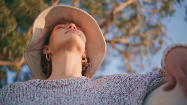 평화로운 소녀는 근접에서 햇빛을 있습니다 공원에서 진정한 편안한 야외에서 행복을 — 비디오