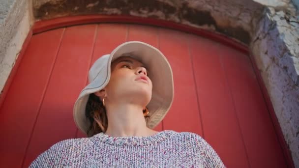 Portre Kızı Yaz Tatilinde Şehri Geziyor Eski Bina Kapısında Poz — Stok video