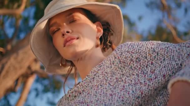 Egy Derűs Becsukja Szemét Napfényben Nyugodt Gyönyörű Modell Pihenés Élvezze — Stock videók