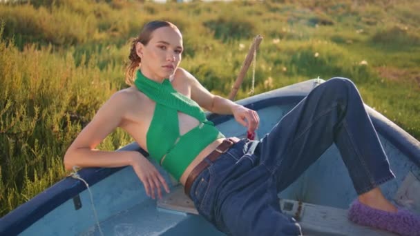 Aantrekkelijke Vrouw Poseren Boot Zonlicht Stijlvol Sexy Model Rustend Groen — Stockvideo