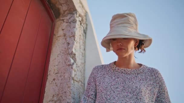 Kapalı Gişe Kadın Eski Kasabayı Gezer Şapkalı Güzel Kaygısız Kız — Stok video