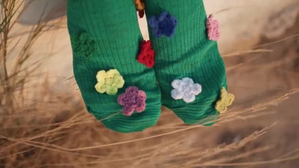 Closeup Πόδια Κινείται Κάλτσες Αστείο Σχεδιασμό Ξέγνοιαστο Κορίτσι Που Φοράει — Αρχείο Βίντεο