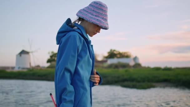 Fischerin Genießt Den Abend Fluss Schöne Frau Sieht Kamera Mantel — Stockvideo