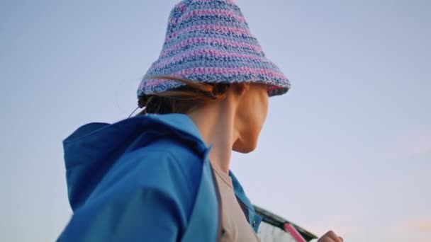 Menina Segurando Colher Net Pesca Fim Semana Closeup Menina Relaxada — Vídeo de Stock