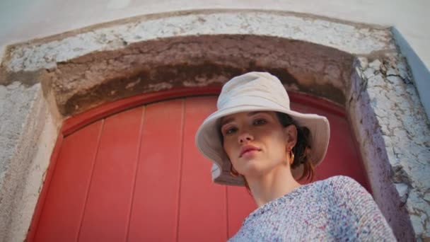 Yaz Tatilinde Eski Kasabayı Gezen Bir Kız Kapıda Tek Başına — Stok video
