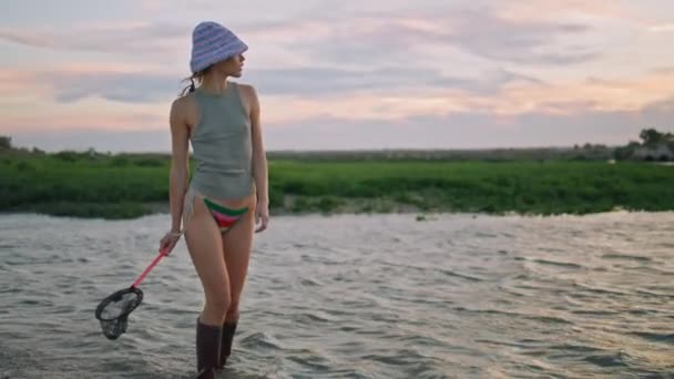 Ψαροκόριτσο Που Περπατάει Στο Ποτάμι Καλοκαίρι Ηρεμία Χαλαρή Μοντέλο Κρατώντας — Αρχείο Βίντεο
