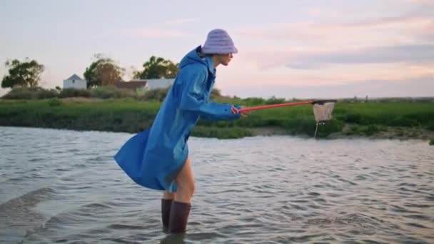 Landmädchen Angelt Abends Mit Schmetterlingsnetz Fluss Fröhliche Frau Die Sich — Stockvideo