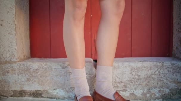 Nohy Neformálních Mokasínech Konci Ulice Nenucená Štíhlá Dívka Pózující Domě — Stock video