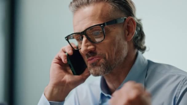 Aufgeregte Regisseurin Spricht Smartphone Anruf Büro Porträt Glücklicher Geschäftsmann Der — Stockvideo