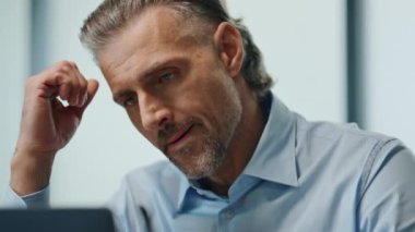 Ofis portresindeki bilgisayarın CEO 'su. Stresli iş adamı, modern kabinede kendini gergin hissediyor. Üzgün patron cam duvarın iç tarafında kötü haber e-postalarını okuyor. 