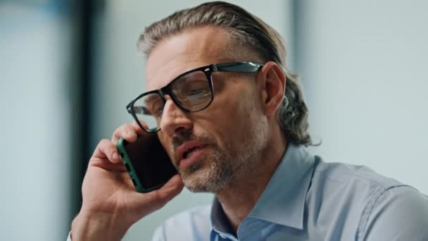 Selbstbewusster Geschäftsmann Beim Telefonieren Büro Großaufnahme Brille Ernst Ceto Telefonieren — Stockvideo
