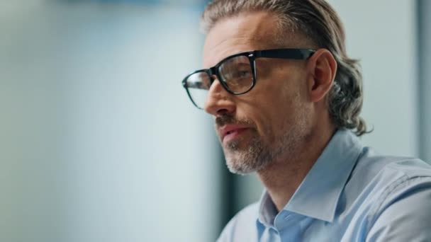 Retrato Estresante Hombre Trabajando Oficina Directora Gafas Pensativa Sintiéndose Nerviosa — Vídeos de Stock