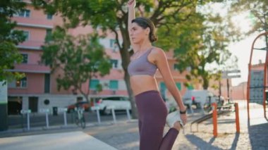 Kollarını uzatan kendine güvenen sporcu fiziksel egzersizin keyfini çıkarıyor. Sunny Stadyumu 'ndaki aktif oturumda esnek antrenman yapan ciddi bir olgun kadın. Amaçlı fitness eğitmeni kardiyo rutini uyguluyor.