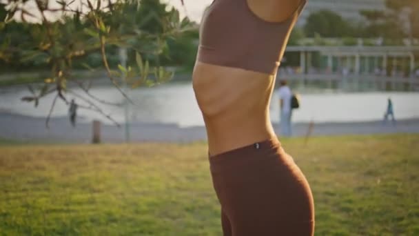 Slanke Sportvrouw Lichaam Stretching Avonds Zonlicht Park Close Onherkenbare Vrouw — Stockvideo
