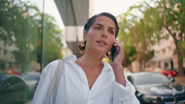 有信心的女商人打电话给市中心区的智能手机 成功的律师独自步行区享受休息 漂亮的骄傲的女经理会讲手机 Ceo领导人概念 — 图库视频影像
