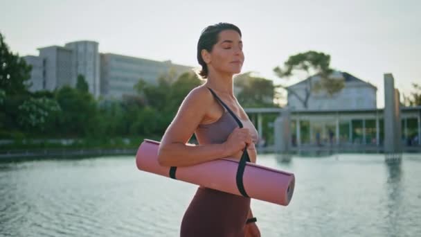Yogini Feliz Posando Aterro Lago Retrato Manhã Relaxado Mulher Esporte — Vídeo de Stock
