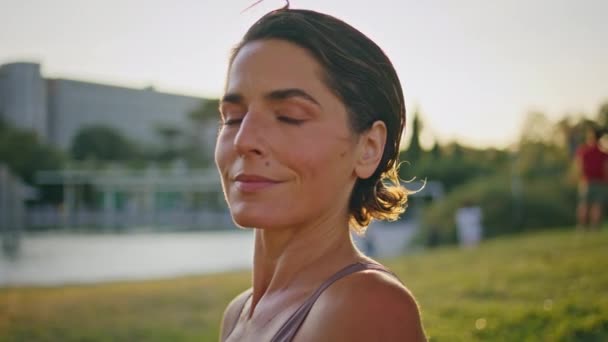 Портрет Улыбающейся Женщины Йоги Позирующей Солнечном Парке Утрам Расслабленная Спортсменка — стоковое видео