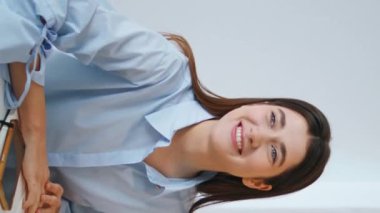 Yakın çekim neşeli meslektaşlar grup toplantısına gülüyorlar. Gülümseyen akıl hocası patron, şirket stajyerleri ile ortak düşünceleri paylaşıyor. Bilgi işlem yöneticileri keyifli sohbetler yapıyorlar. Takım çalışması konsepti