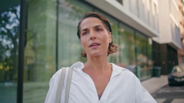 自信的女经理走在市中心地区的特写镜头 骄傲的经理穿着白衬衫在玻璃办公楼里散步 成功的中年专家领导单独会见客户 — 图库视频影像