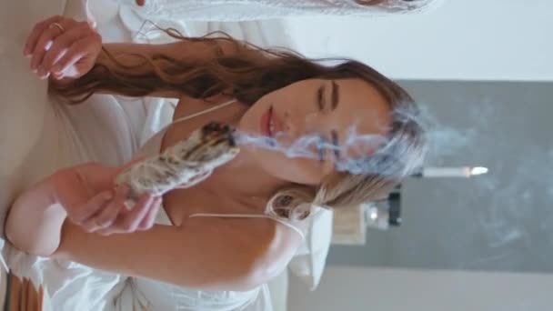 Dziewczyny Odpoczywają Razem Spa Piękne Modele Rozmawiające Palące Się Paluszki — Wideo stockowe