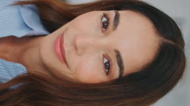 Ofiste poz veren çekici iş kadını portresi. Çağdaş mağazanın dikey videosundaki gururlu küçük işletme sahibi. Sanat stüdyosunda gülümseyen kadın tasarımcı. Yaratıcı yönetici CEO çalışması