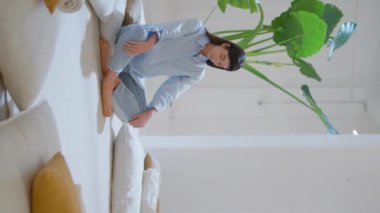 Huzurlu kız rahat stüdyoda dinleniyor. Sakin bir kadın terapi odasında dikey çekimde dinleniyor. Güzel bir kadın işten sonra stres atarak yalnız vakit geçirmekten hoşlanıyor. İç huzurun huzuru.