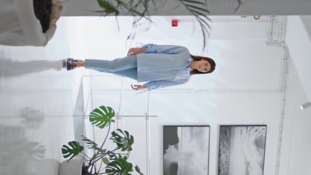 Kobieta Spacerująca Samotnie Hali Sztuki Dumny Projektant Mały Właściciel Firmy — Wideo stockowe