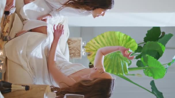 Dívky Užívají Svatební Sprchu Útulném Hotelovém Pokoji Usmívající Přátelé Hrát — Stock video