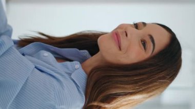 Gülümseyen yönetici ofiste dizüstü bilgisayar açar. Kadın yöneticiler, iş arkadaşlarıyla konferans odasında dikey olarak konuşmaya başlarlar. İş görüşmesinde şirket danışmanı iş kadını.. 