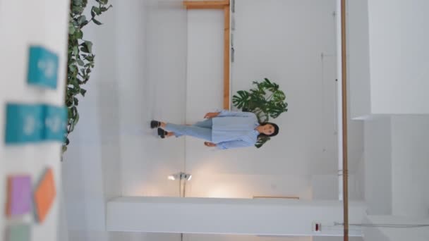 Chica Espacio Oficina Moderno Hermosa Mujer Visita Galería Arte Solo — Vídeos de Stock