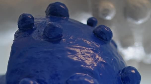 店の創造的な陶磁器の彫刻を閉めて下さい 手作りの展覧会の垂直ビデオの美しい青い未来的なキノコ デザインアートのインスタレーションで装飾的な石膏の数値 ホーム アクセサリーの装飾 — ストック動画