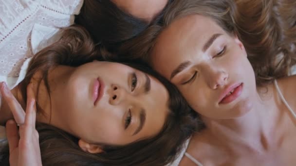 Όμορφες Γυναίκες Ξαπλωμένες Μαζί Top View Ειρηνική Κορίτσια Απαλά Αγγίζοντας — Αρχείο Βίντεο