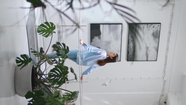 Duvarda Dikey Duran Resimlere Bakan Düşünceli Bir Kadın Modern Müzenin — Stok video