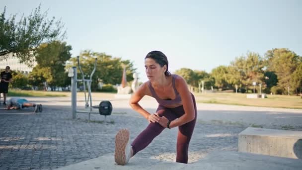 Şehir Stadyumunda Bacakları Isıtan Odaklanmış Koşucu Orta Yaşlı Atletik Kadın — Stok video