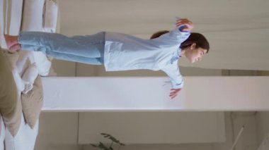 Rahat bir odada elini uzatan meditasyon yapan bir kız. Kaygısız kadın sabah dikey olarak nefes alıyor. Huzurlu insan stüdyoda yoga yapıyor rahatlama dengesi kuruyor. Duygusal refah kavramı