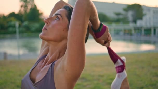 Yoga Donna Allungamento Gamba Utilizzando Elastico Tramonto Parco Primo Piano — Video Stock