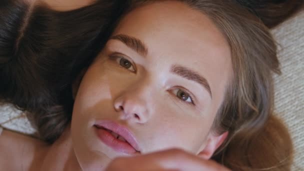 Junge Frauen Posieren Für Schönheitsporträts Von Oben Betrachtet Liegen Attraktive — Stockvideo