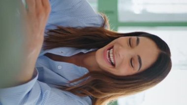 İnsan kaynakları müdürü, çalışanlarla toplantı odasında buluşuyor. Ofisteki neşeli kadın öğle yemeği molasında iş arkadaşlarıyla sohbet ediyor. Dikey olarak. Tasasız mutlu işçi takımı tartıştıktan sonra dinleniyor.. 