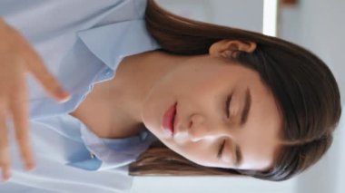 Kendine güveni tam bir yönetici ofiste bu fikri açıklıyor. İş ortakları mali proje üzerinde dikey görüşmeler yapıyorlar. Güzel iş kadını sorunu tartışıyor. Şirket koçu eğitimi..