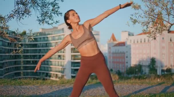 Asana Üçgenine Alıştırma Yapan Zayıf Sporcu Kadın Bir Elini Kaldırıyor — Stok video