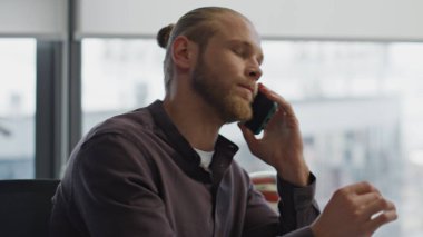 Kızgın iş adamı iş yerindeki portreyi bitiriyor. Panoramik pencerelerde cep telefonuyla kötü bir konuşma yapan asabi serbest çalışan. Şehre bakan ofiste duygusal tepkiler veren öfkeli bir adam.