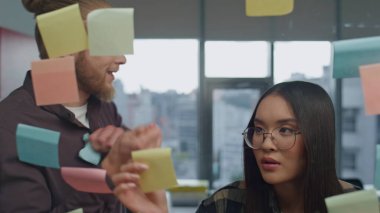 Ofiste kapanışta kızgın bir adamın çıkartması yırtılıyor. Stresli yeni başlayanlar şehir manzaralı odada kavga ediyorlar. Hüsrana uğramış takım strateji kurulunda tartışıyor. Gergin adam uzaklaşır kadın şaşkın portre hisseder