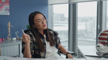 Düşünceli öğrenci ev ofisinde çözüm arıyor. Uzak bir iş yerinde düşünceli bir kadın. Gözlüklü serbest çalışan, şehir manzaralı işyerinde kafa yoruyor. Asyalı girişimci aklında sadece kalem sayıyor.