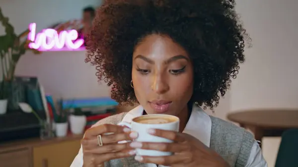 Romantik Gevşemiş Kadın Lezzetli Aromatik Kahvenin Tadını Çıkarıyor Çekici Kıvırcık — Stok fotoğraf