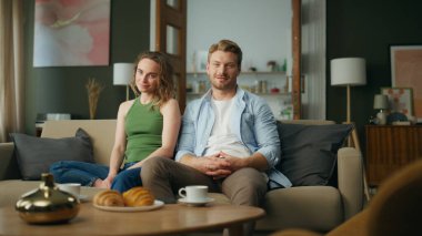 Rahat bir evde rahat bir çift dinlenme koltuğu. Oturma odasında televizyon seyreden olumlu bir adam ve güzel bir kadın. Sakin bayan kamera görünümlü kanepe portresi oturuyor. Aile hafta sonunu evde birlikte geçiriyoruz.