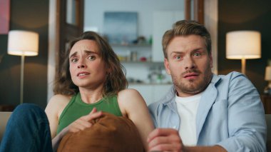 Yakından korkmuş bir çift akşam çığlık atıyor. Aşk eşleri korku dizisi izleyip oturma odasında vakit geçirirler. Şık bir dairede korku filmi seyrederken karısına bağlanmaktan korkan bir adam. 